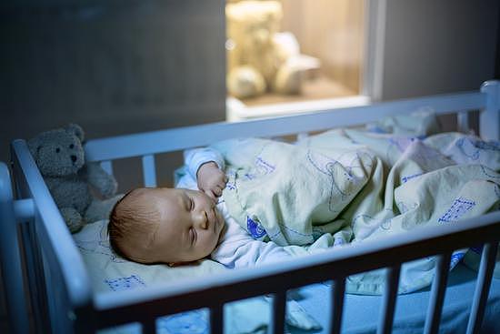 为了让婴儿睡觉的时候更舒服，一般都会在床边围起围栏