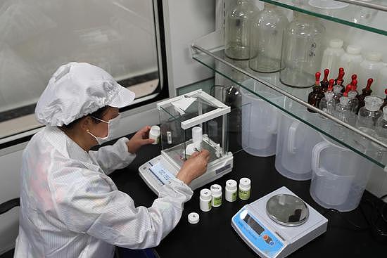 2020年5月12日，宁夏固原市，负责马铃薯脱毒组培苗的工作人员正在称重配置培养基中的微量元素。微量元素的配置和检测都有繁琐的步骤