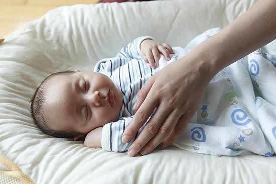 美国儿科学会（AAP）建议，仰面平躺着睡觉才是宝宝睡觉的最安全姿势，因为仰睡能够有效降低婴儿猝死综合征（SIDS）的风险