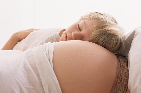 胎儿在母体子宫内是靠脐带供应氧气，通过胎盘进行气体交换的