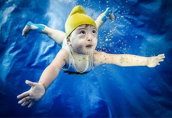 2019年1月3日，土耳其伊斯坦布尔，婴儿们穿着彩色泳服潜水。游泳有助于训练宝宝的协调能力和平滑能力，至于能促进智力发育就有点夸张了