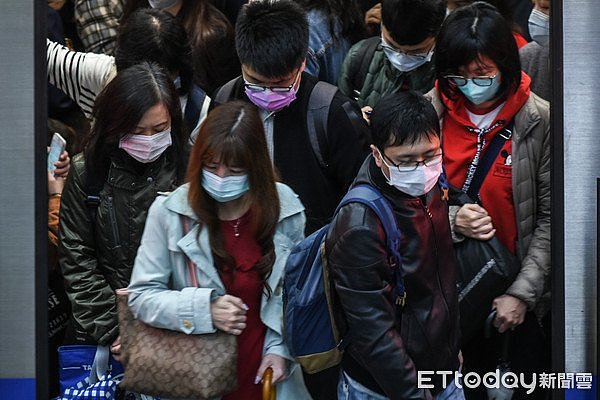 ▲新冠肺炎疫情升温，台北捷运将强制民众戴口罩，违者劝导开罚。 （图／记者林敬旻摄）