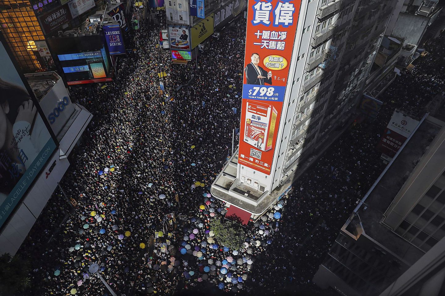 香港回归以来，每年7月1日都会有不同规模的游行，游行队伍中不乏宣传香港独立的人士。(AP)