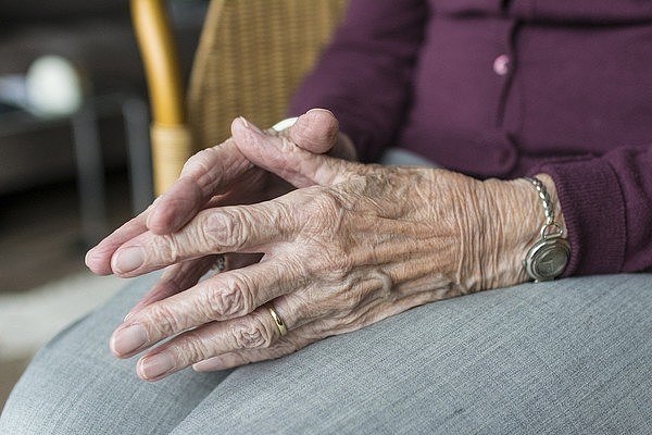 手,妇人,老妇人,老奶奶,皱纹,双手,老婆婆,阿嬷,奶奶（图／取自免费图库pixabay）