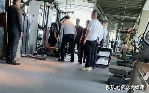 王健林自家酒店健身，保镖组成“人肉围墙”，八个壮汉守护给吓到了（组图） - 4