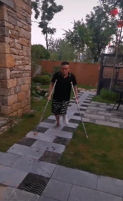 63岁潘长江因拍戏左脚粉碎性骨折，独自承受显心酸，生日当天毫无笑容（视频/组图） - 2