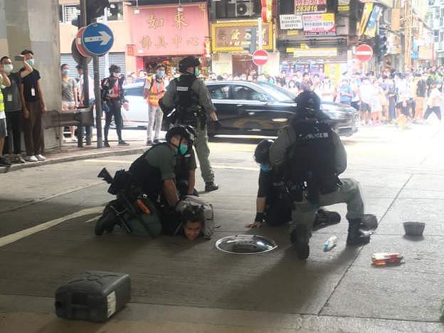 香港“七一”游行300人被拘，9人涉违新法！港警被刺伤，梁振英悬赏50万缉凶（组图） - 17