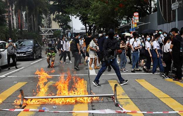 香港“七一”游行300人被拘，9人涉违新法！港警被刺伤，梁振英悬赏50万缉凶（组图） - 20