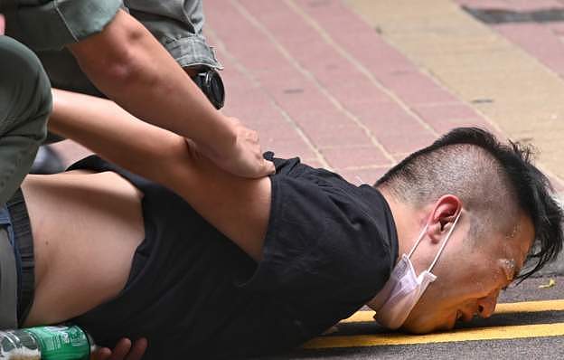 香港“七一”游行300人被拘，9人涉违新法！港警被刺伤，梁振英悬赏50万缉凶（组图） - 22