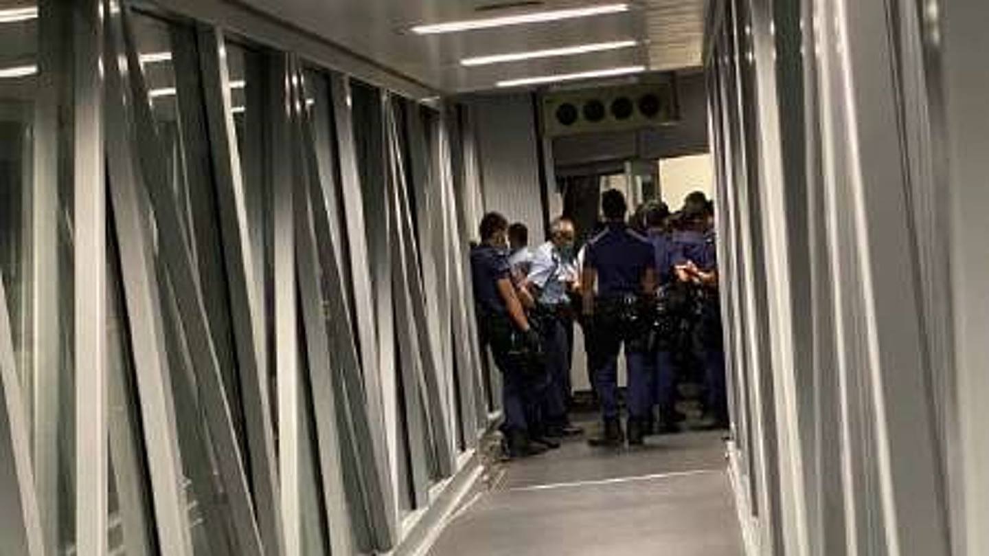 机场特警及其他警员在登机桥上等候。