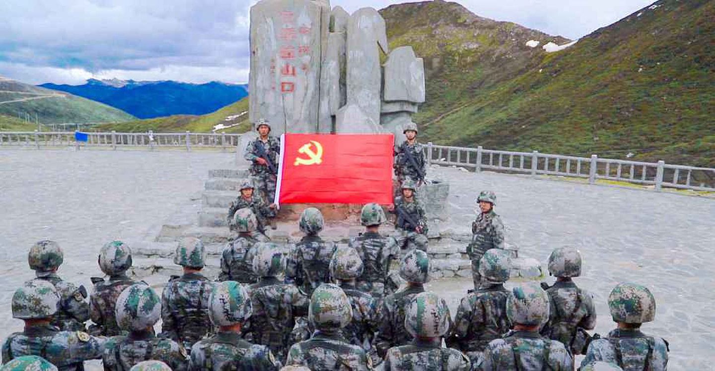 官方发布的西藏军区官兵向中国党旗致敬的画面。（微博@高原战士）