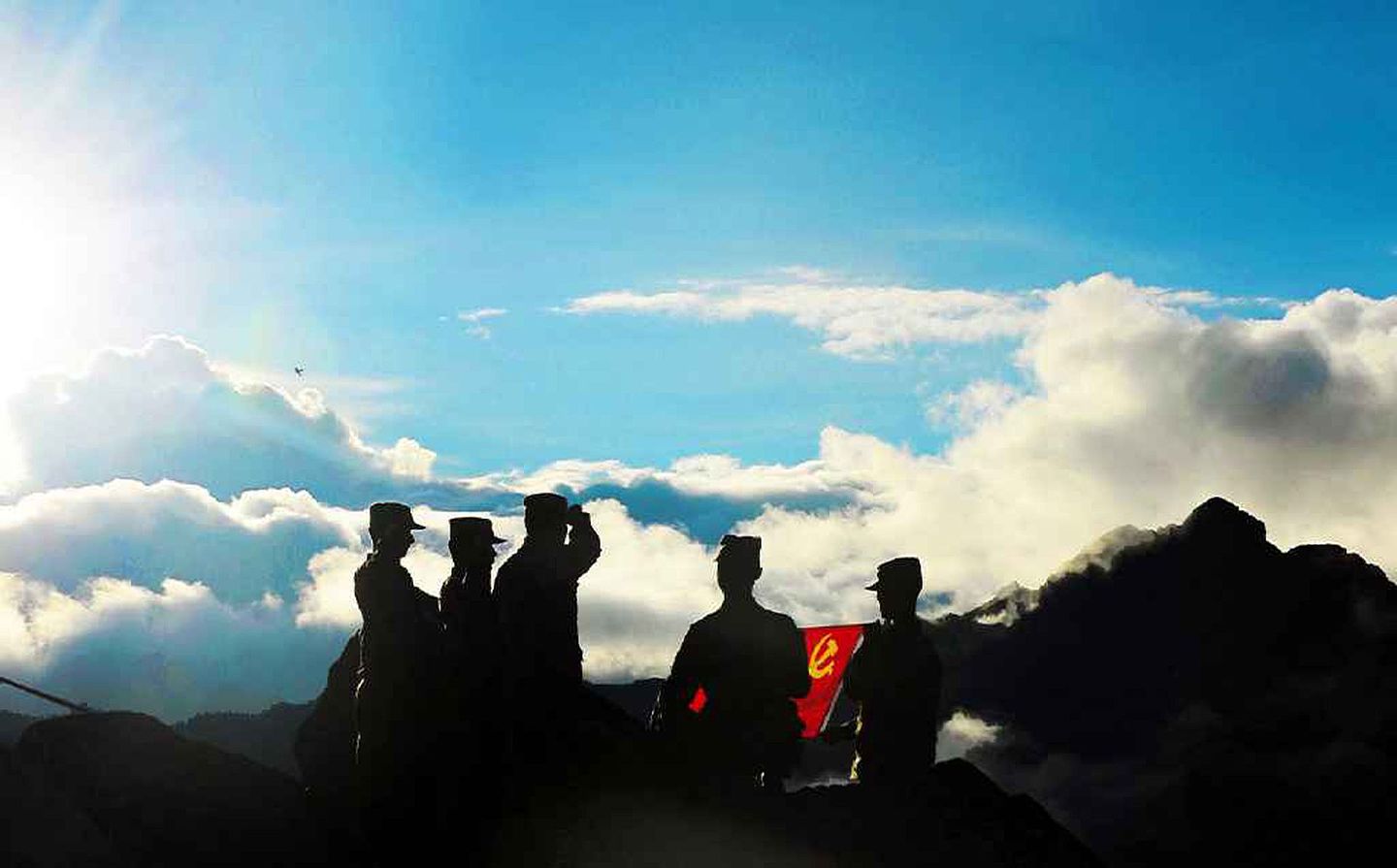 几名解放军官兵拿着中国党旗。（微博@高原战士）