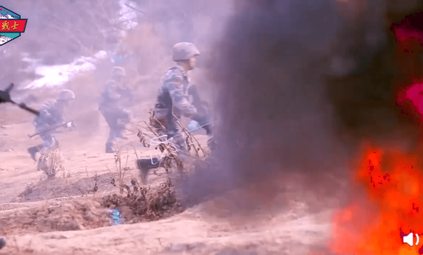 西藏军区官微发布实弹演练视频。（微博@高原战士）