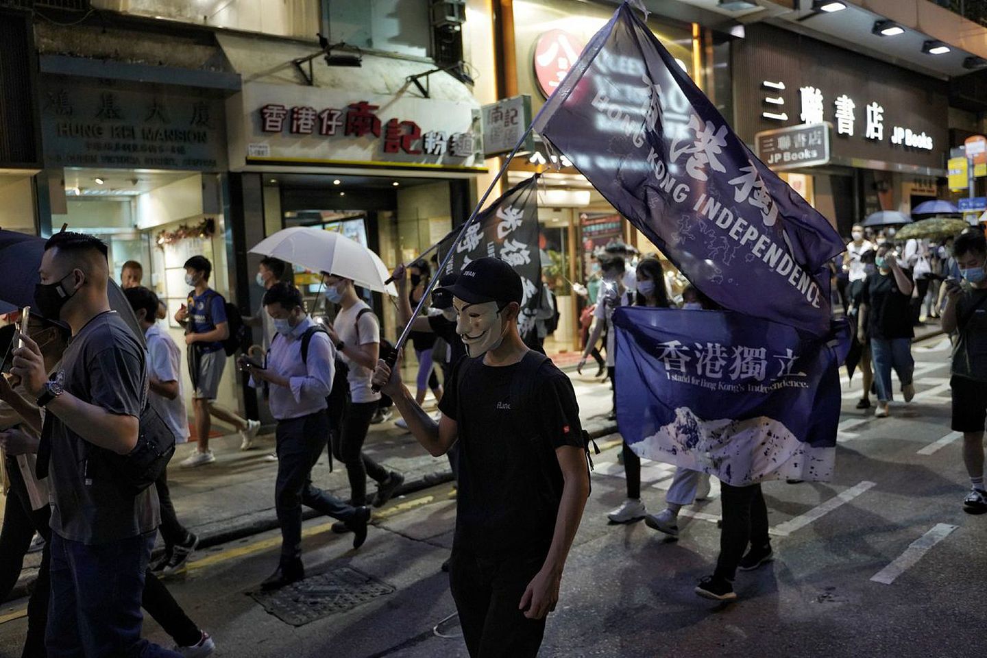 激进的示威者多次在游行中举出港独旗帜。（HK01）