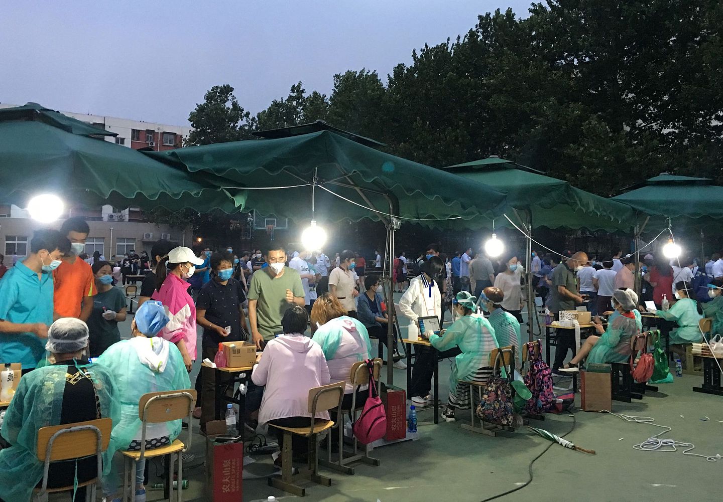6月24日晚，北京小黄庄社区社工在为居民登记做核酸检测。（人民视觉）