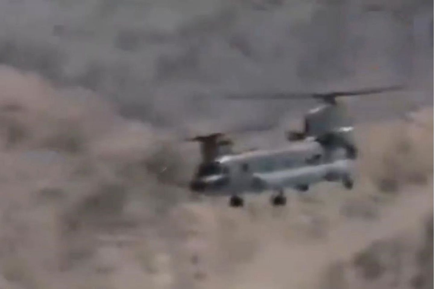 印度装备的美制“支奴干”直升机在高原地区飞行。（微博@南海的浪涛）