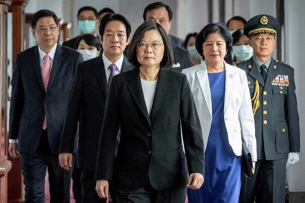 台湾总统蔡英文（中）多次承诺捍卫台湾主权，抵御来自中国大陆的威胁。