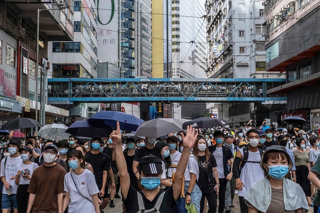 周三是香港回归中国的周年纪念日，抗议者在铜锣湾附近游行。