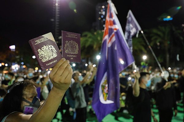 ▲▼香港人持有的英国海外国民（BNO）护照。 （图／路透）