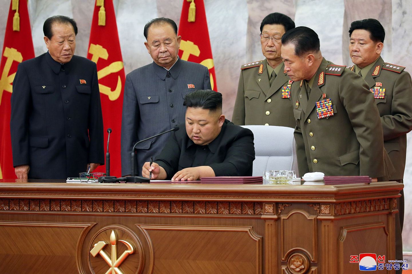 2020年5月24日，朝鲜最高领导人金正恩（左三）主持朝鲜劳动党中央军事委员会会议。（Reuters）