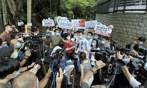 反对外部干预！香港165万市民签名递交美领馆（图） - 1