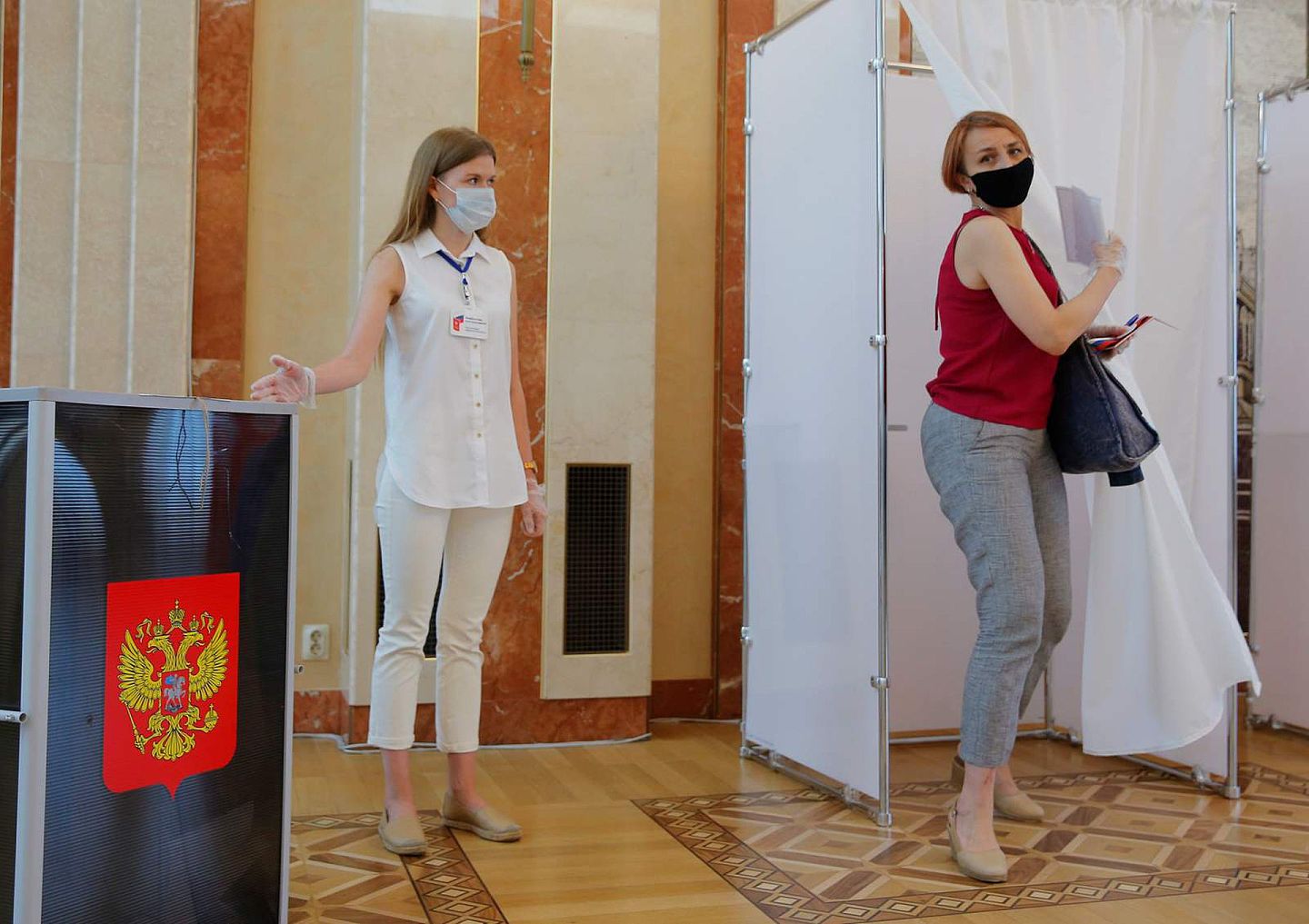 7月1日，一名俄罗斯女性戴口罩口罩投票。（Reuters）