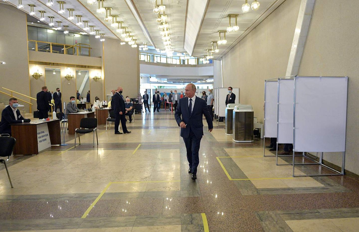 7月1日是俄罗斯为期一周的修宪公投投票的最后一天，俄罗斯总统普京也赴现场投票。（Reuters）