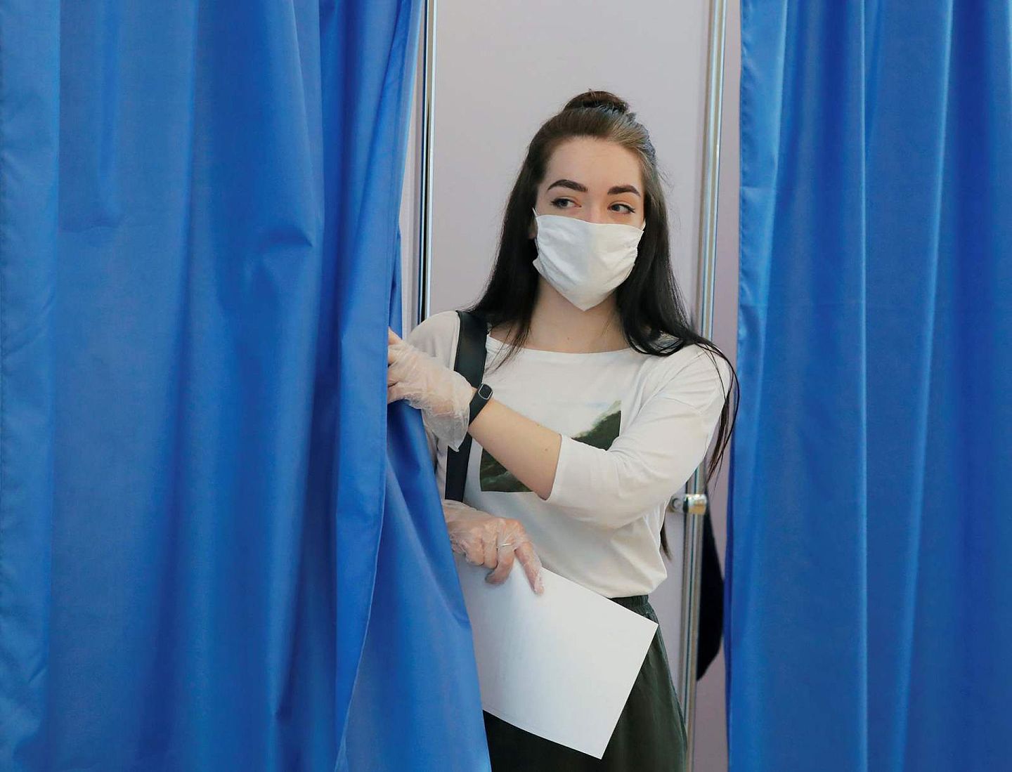 其他地区的一些民众也纷纷投票，但是他们都戴着口罩。（Reuters）