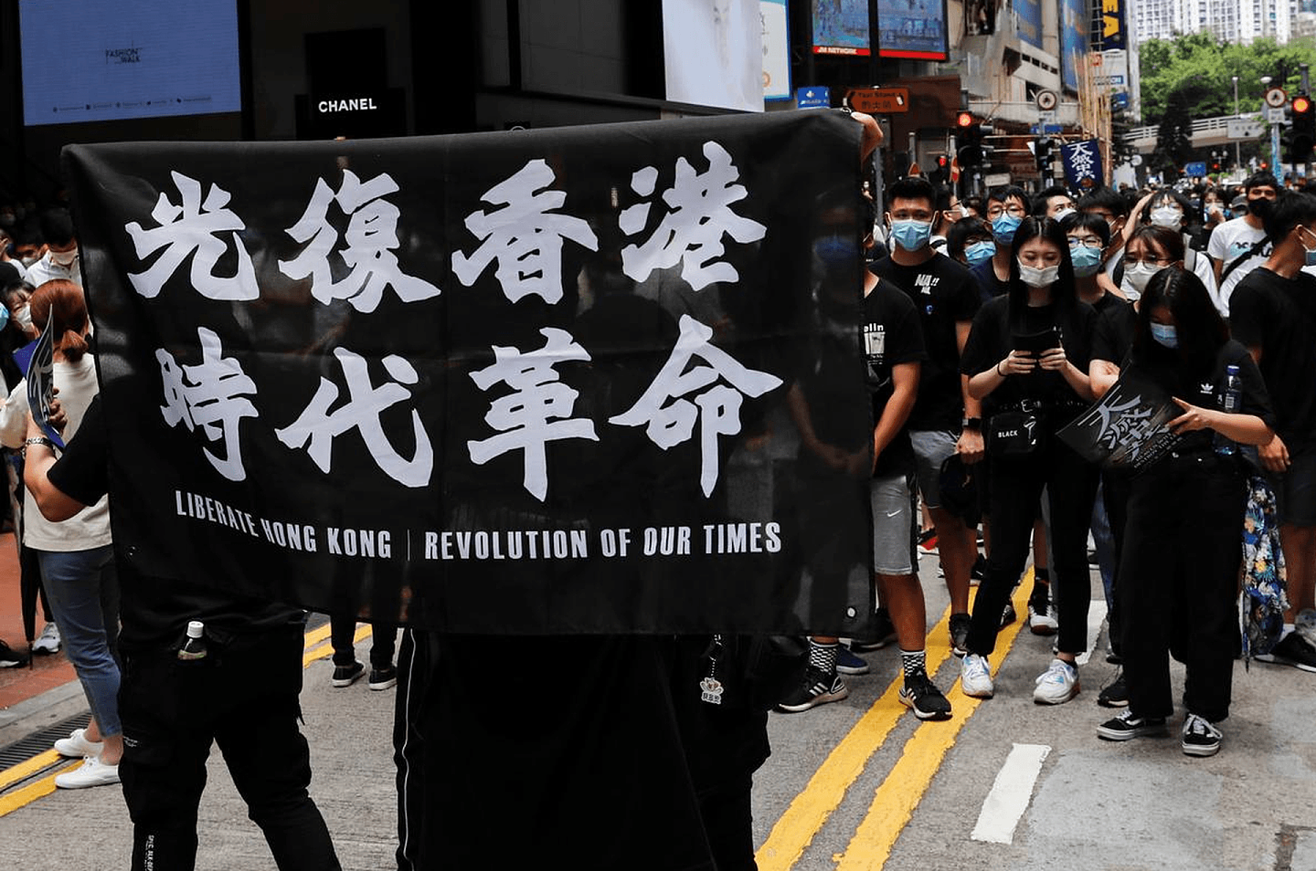 “光复香港，时代革命”这句口号现已涉嫌违反《港区国安法》。（Reuters）
