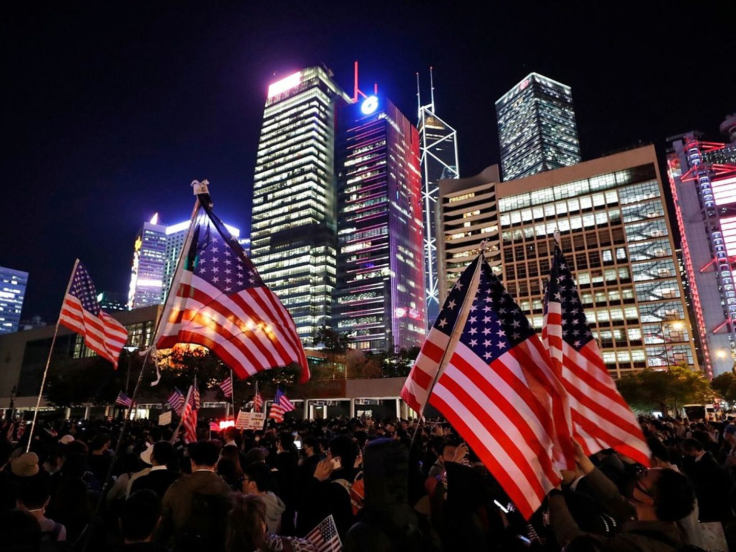 香港的反修例示威游行中，常常有人举美国国旗，美国国会中也有很多议员对于香港的示威者抱有同情。（AP）