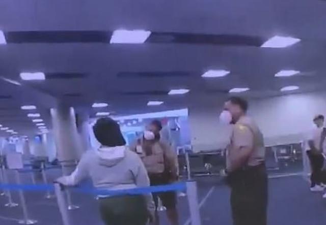内斗？黑人女机场怼黑人警察被暴打：你举止再像白人，也是个黑人