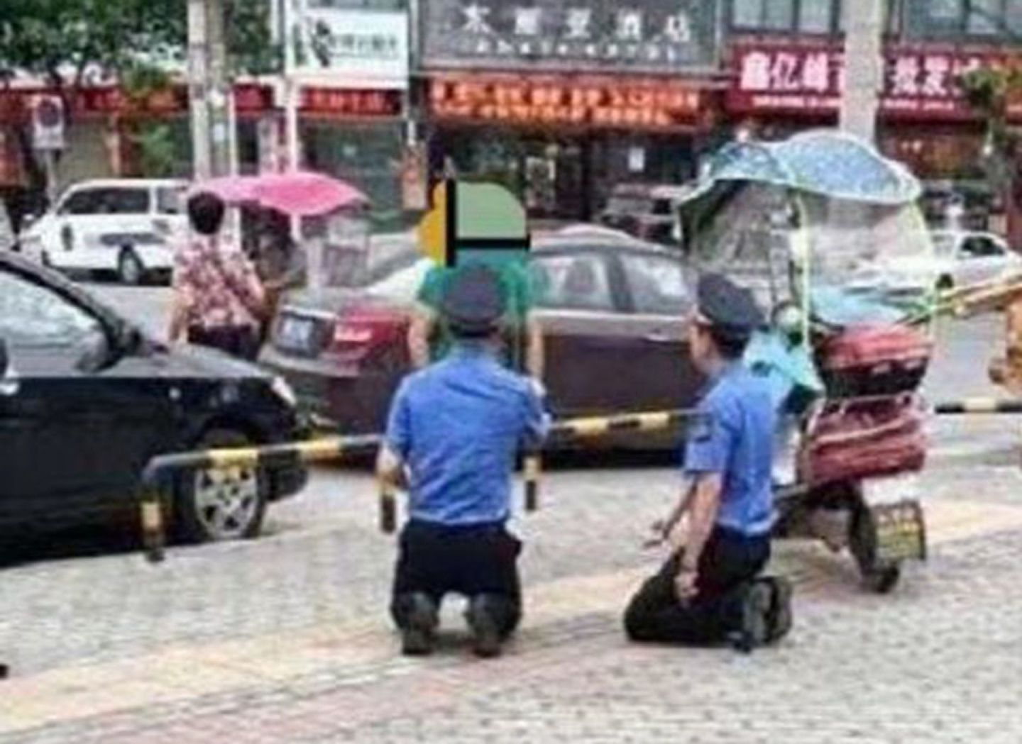 四川绵阳城管执法人员向女商贩下跪画面。（微博@137东城浪子）