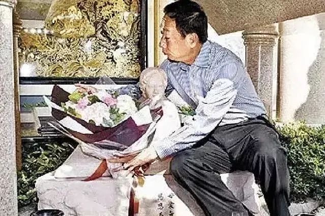 台湾第一首富的风流情史：不选刘嘉玲和林志玲，搞父女恋娶舞女，老当益壮五次当爹！（组图） - 14