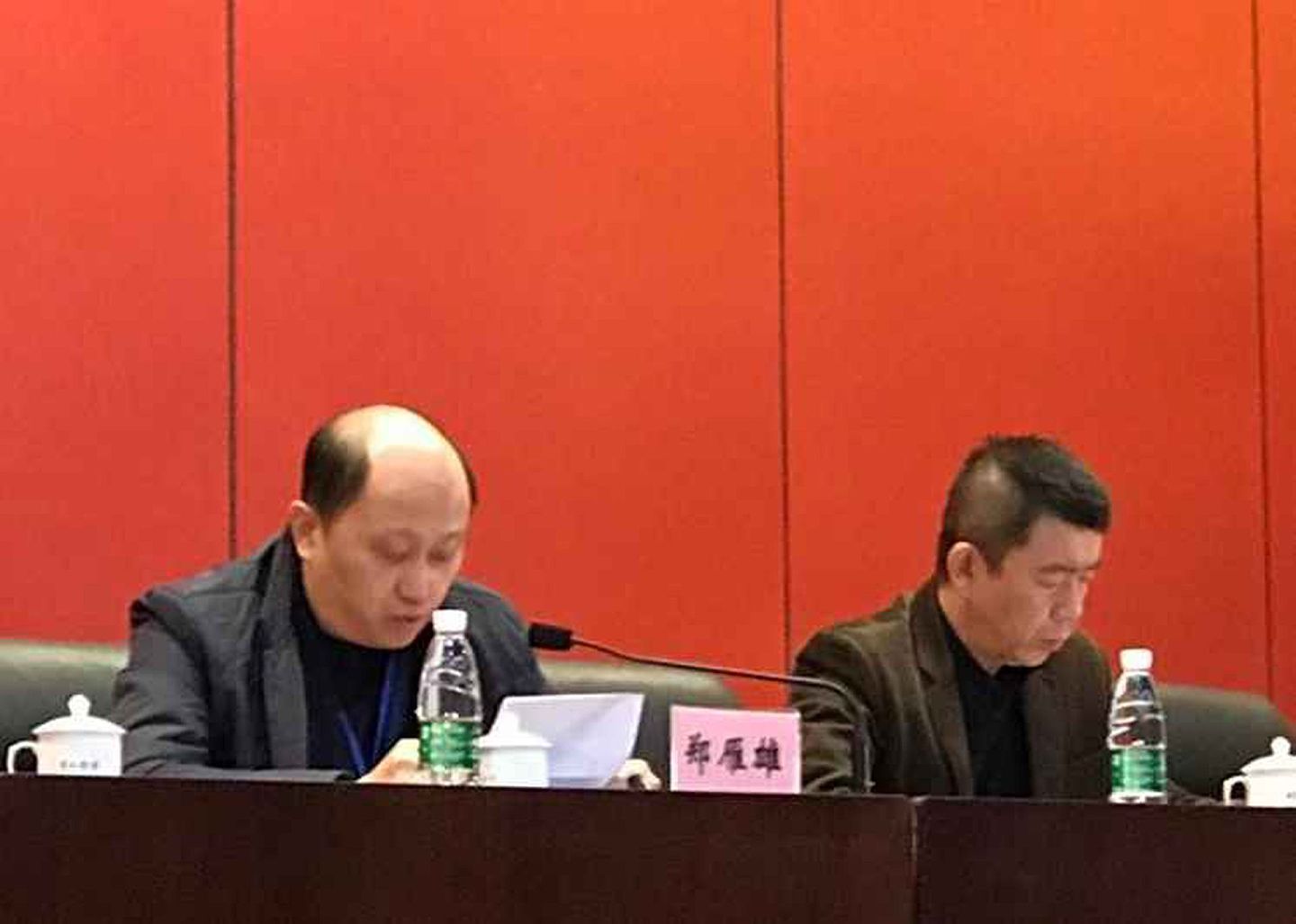 2016年11月，时任广东省委宣传部常务副部长郑雁雄（左）在华南理工大学出席活动。（微博@音乐人陈小奇）