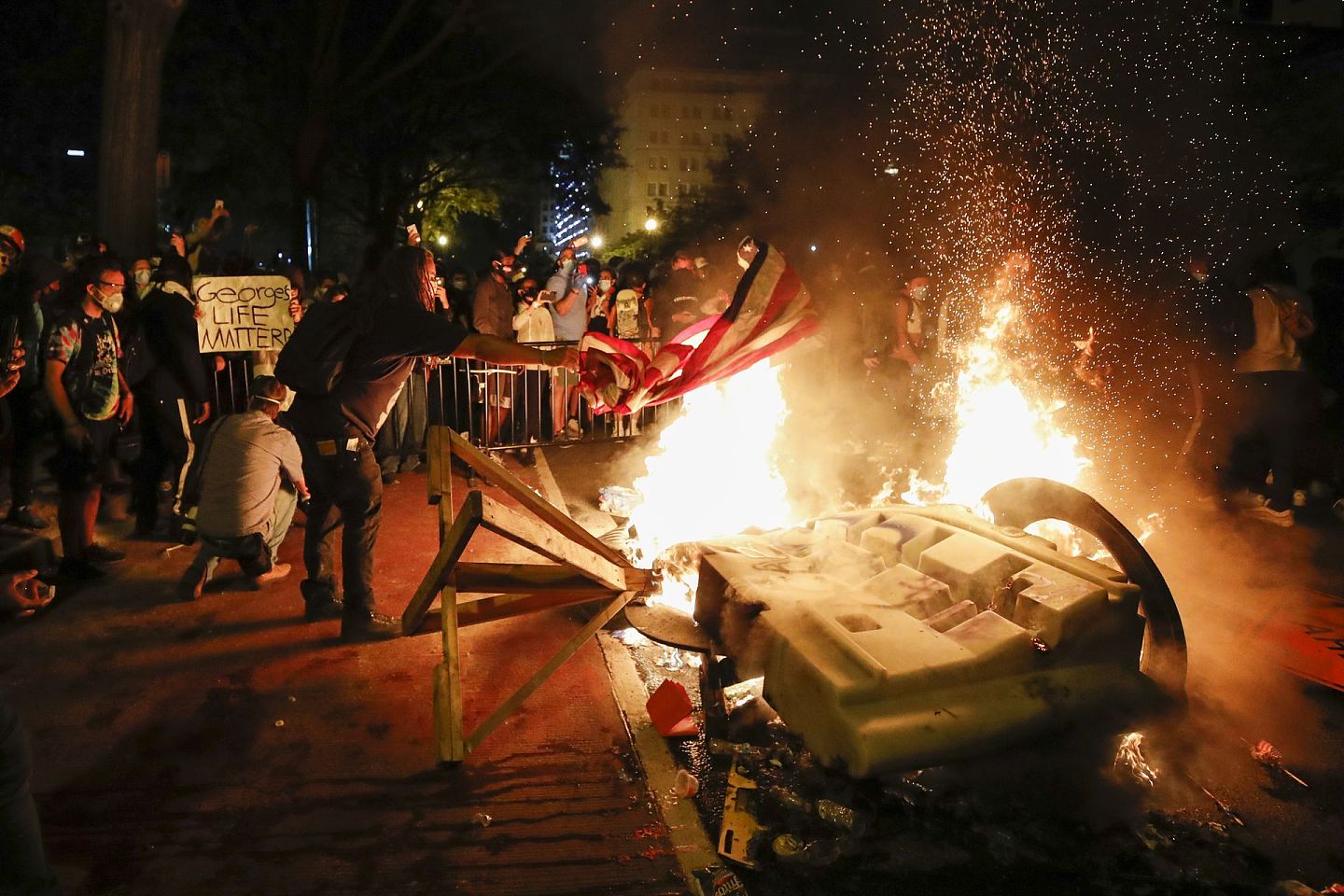 5月31日，华盛顿白宫附近的示威者在抗议弗洛伊德之死时纵火。（AP）