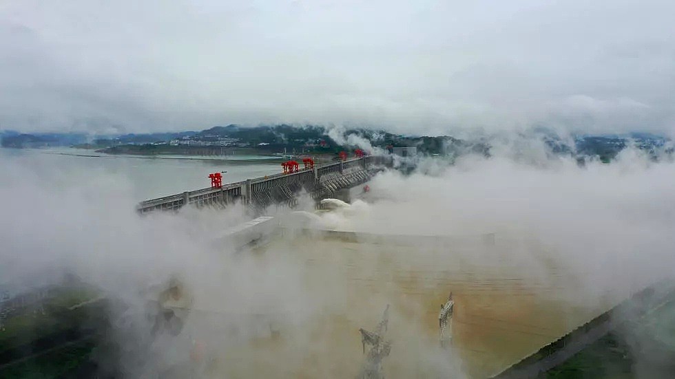 2020年6月29日，长江三峡枢纽开启泄洪深孔泄洪。