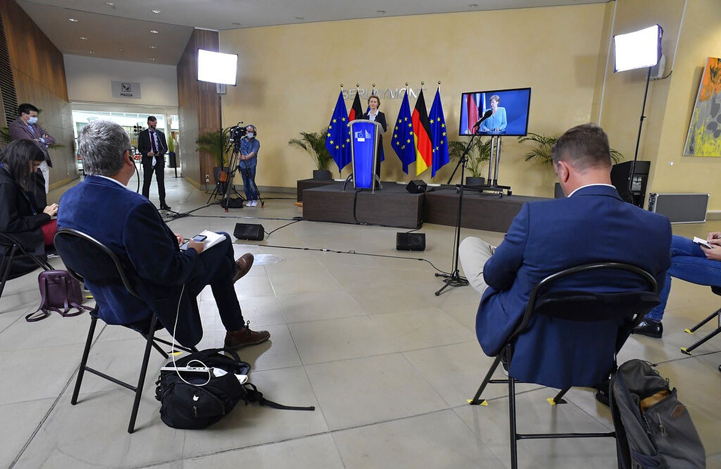 欧盟委员会主席冯德莱恩7月2日在比利时首都布鲁塞尔的欧盟总部发表讲话，她当天与德国总理默克尔共同出席一个以视像形式举行的联合新闻发布会。（AP）
