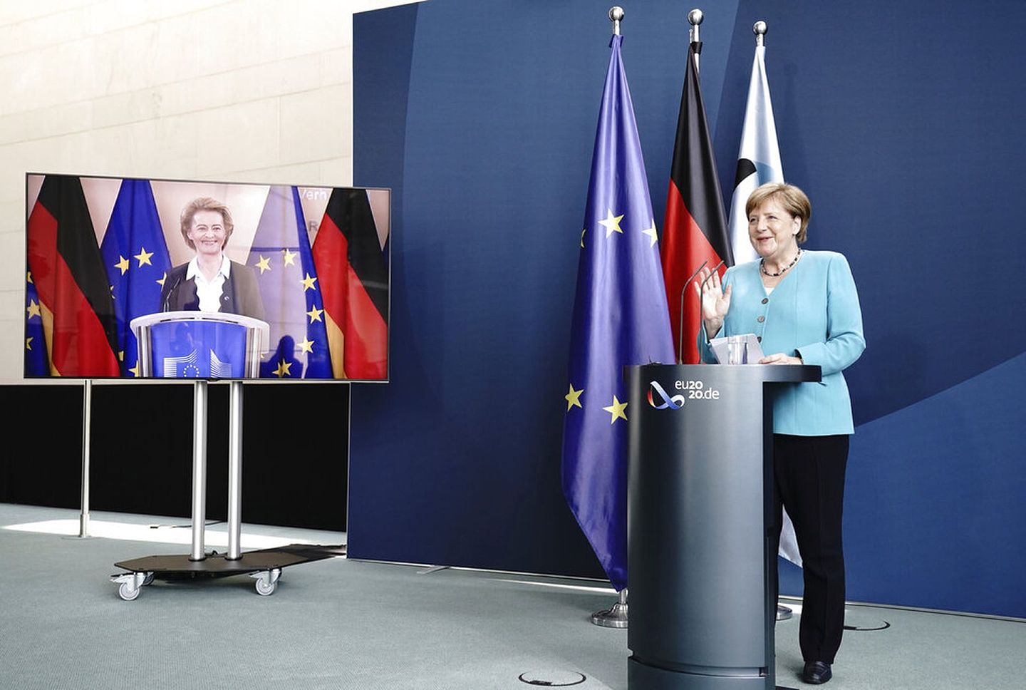 德国总理默克尔7月2日表示，该国无特别措施帮助受港版国安法影响的香港市民。图为她当天在柏林出席新闻发布会时向欧盟委员会主席冯德莱恩挥手。（AP）