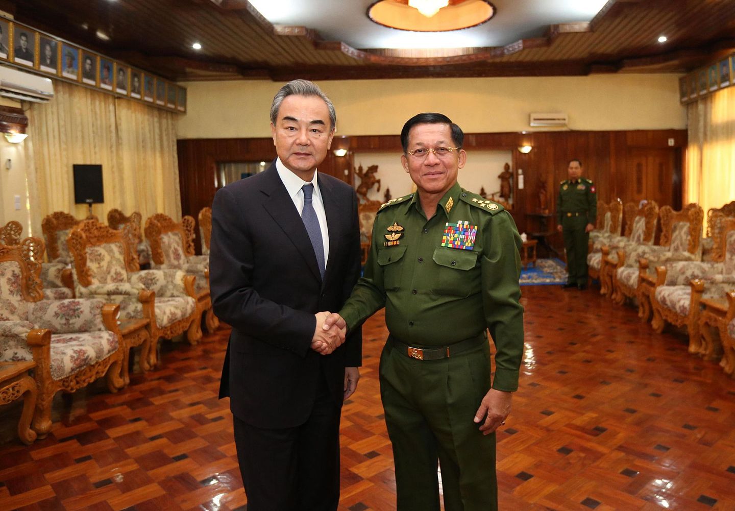 缅甸近年来与西方保持距离，重新重视与中国关系的发展。图为2019年12月8日，中国国务委员兼外长王毅（左）在缅甸曼德勒会见缅甸国防军总司令敏昂莱。（新华社）