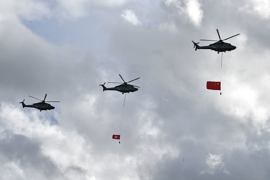 在周三庆祝香港回归23周年的仪式上，直升机在香港上空展示中国国旗和香港区旗。