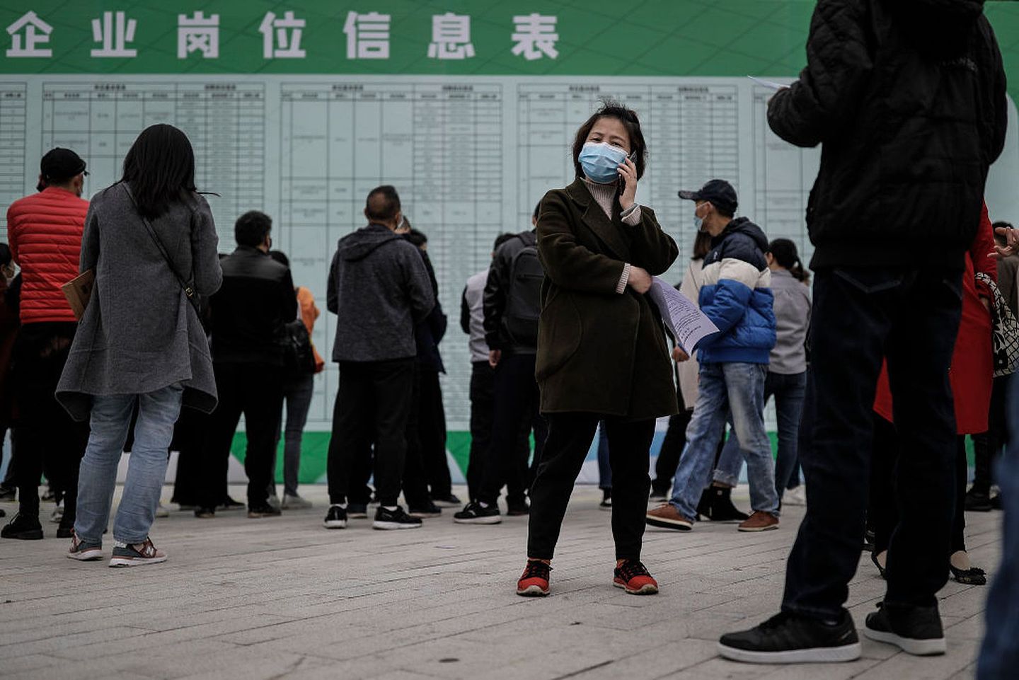 疫情对中国的就业形势也形成了一定冲击。图为4月21日务工人员在武汉的一场企业招聘会上寻找工作机会。（Getty）