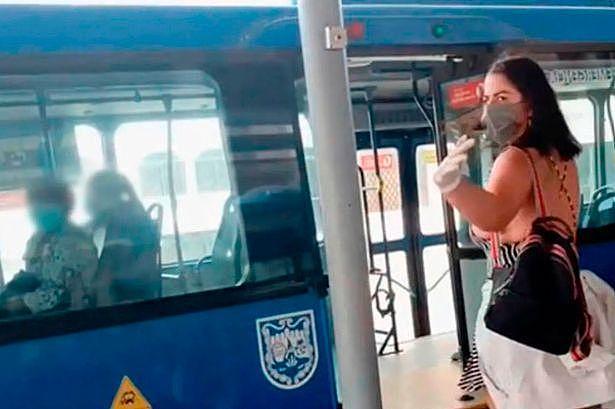 哥伦比亚成人女演员公交车上演限制级剧情，违反防疫规定被通缉
