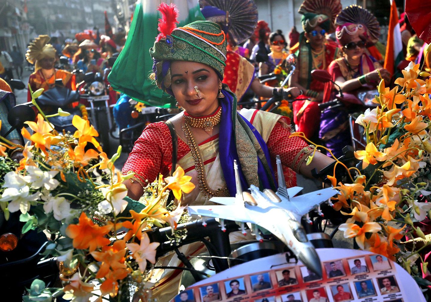 印度传统服饰中的丝质品依赖从中国进口的原材料。图为身着传统服饰的女性参加庆祝古蒂·帕德瓦节的活动。（路透社）