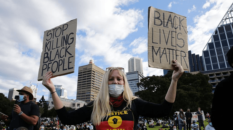 近千人齐聚悉尼CBD举行BLM游行！抗议者：大家都戴着口罩，不担心会传播病毒（组图） - 3