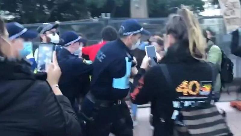 抗议者朝新州警方扔瓶子被捕！组织者：我们将继续战斗（组图） - 2