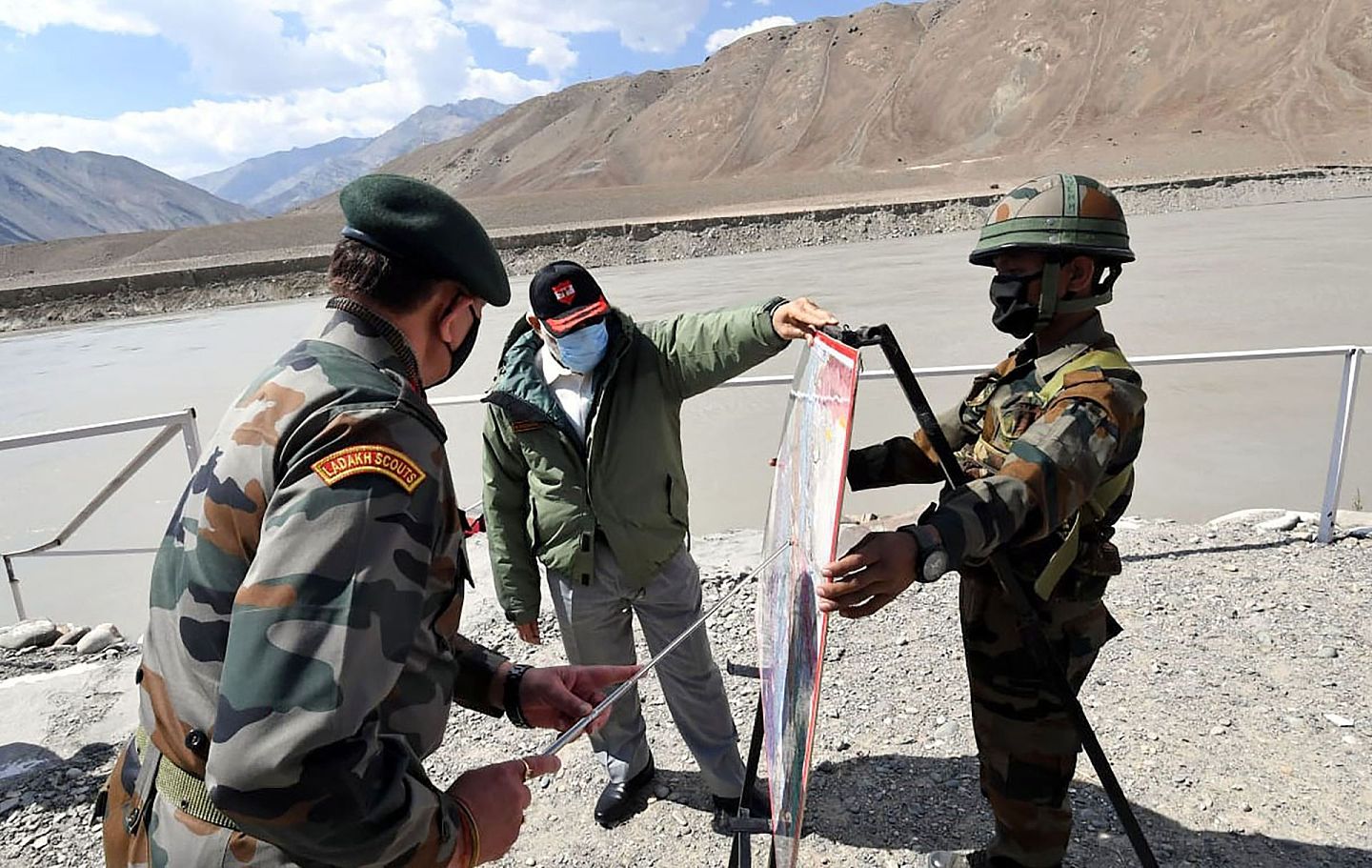 在印度拉达克喜马拉雅的高原荒漠上，印军士兵们在地图上向莫迪展示一线形势。（美联社）