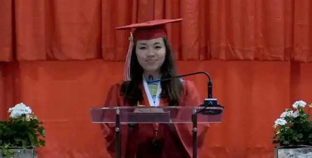 亚裔女生毕业演讲，痛斥多年来被白人同学歧视：我终于站起来了（图） - 1