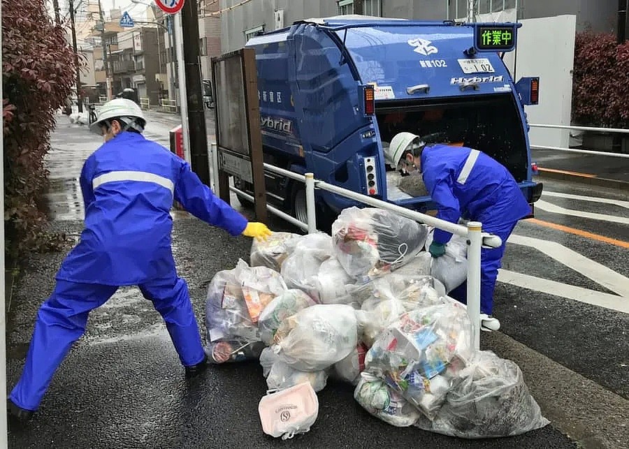日本一群垃圾回收员的真实生活：清一色20多岁妹子、腕力惊人、开粉色樱花垃圾车…（组图） - 3