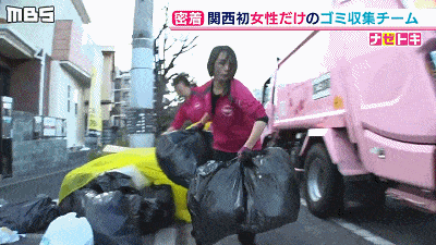 日本一群垃圾回收员的真实生活：清一色20多岁妹子、腕力惊人、开粉色樱花垃圾车…（组图） - 11