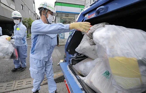 日本一群垃圾回收员的真实生活：清一色20多岁妹子、腕力惊人、开粉色樱花垃圾车…（组图） - 33